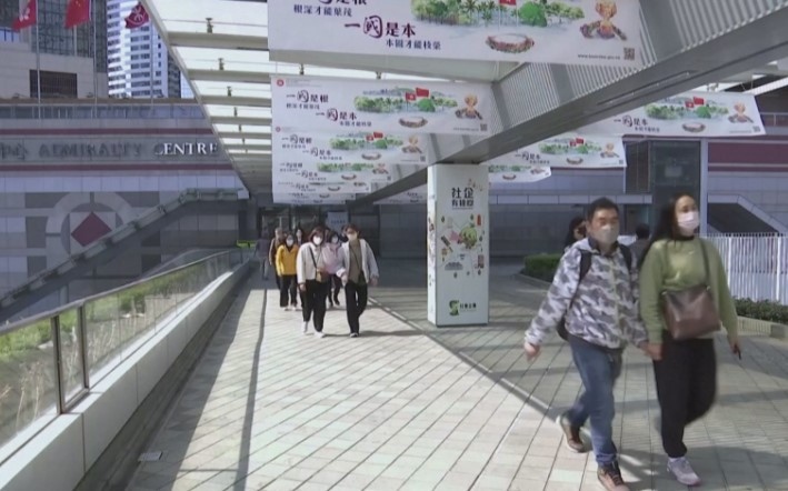 В Хонконг задължителното носене на маски пада едва сега